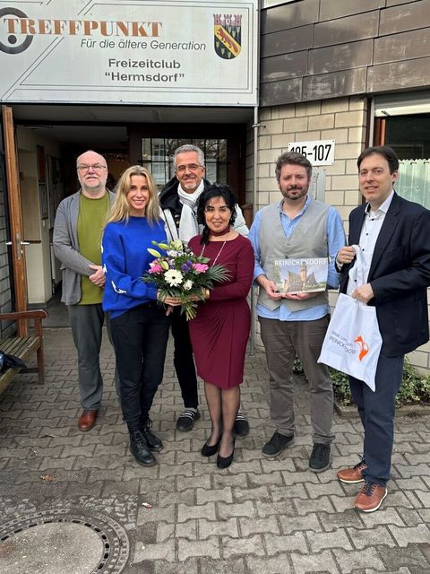 Linda Breitfeldt bekommt Blumen überreicht von Bürgermeisterin Emien Demirbüken-Wegner. (Bild: BA Rdf)