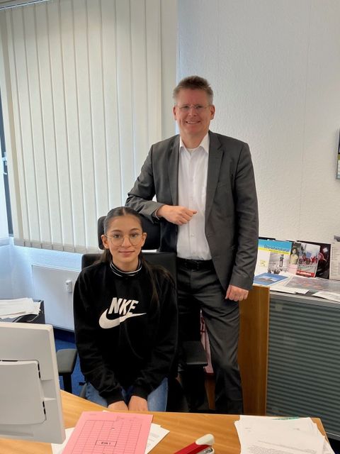 Bezirksstadtrat Tobias Dollase mit Leticia Tempelhahn in seinem Büro