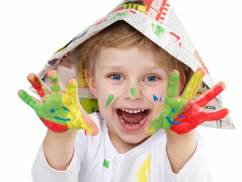Junge mit bunten Händen