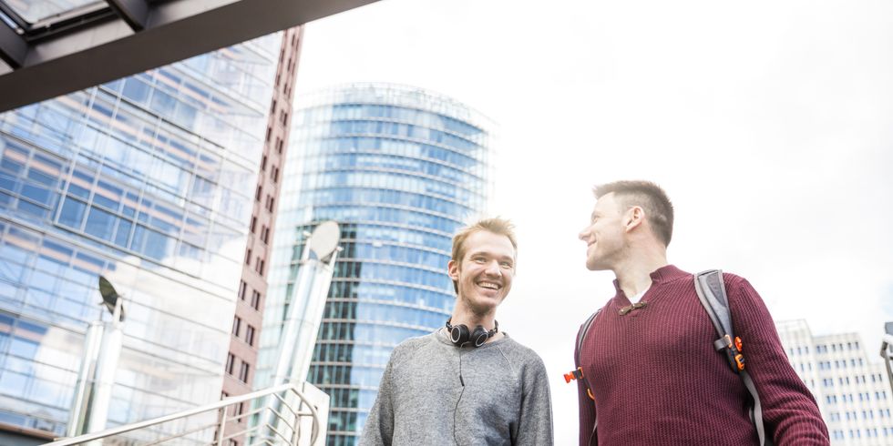Potsdamer Platz, zwei Sachbearbeiter auf dem Weg zur Arbeit