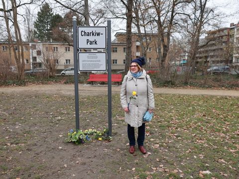 24. Februar 2023: Gisela Pflug, Vorsitzende des Städtepartnerschaftsvereins Steglitz-Zehlendorf e.V., bei ihrer Ansprache