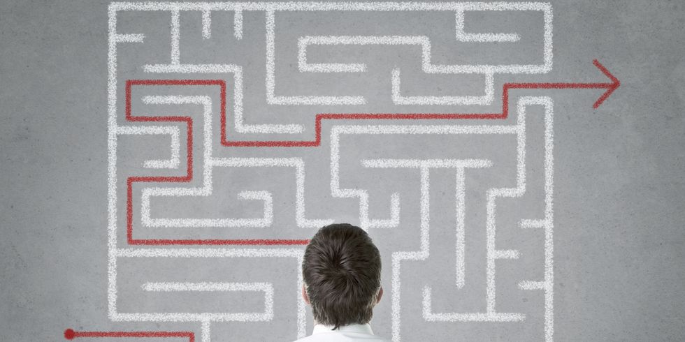 Mann steht vor gezeichnetem Labyrinth