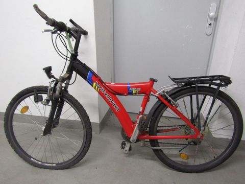 Rotes Kinderfahrrad