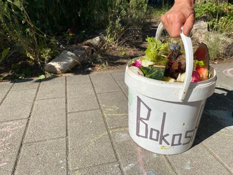 Plastikeimer gefüllt mit Speiseresten, bereit für die Bokashi-Verarbeitung zu nährstoffreicher Erde