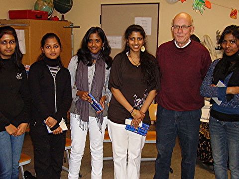Tamilische Schülerinnen mit Jürgen Clausen