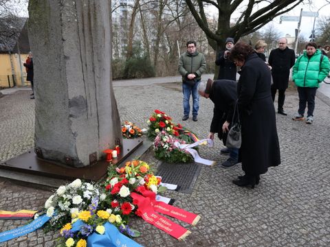 27. Januar 2023: Bezirksbürgermeisterin Schellenberg und BVV-Vorsteher Rögner-Francke legen Kränze an der Säule der Gefangenen nieder