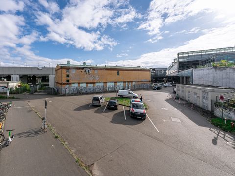 Fläche mit abgestellten KfZ vor Hinterausgang am Bahnhof Südkreuz