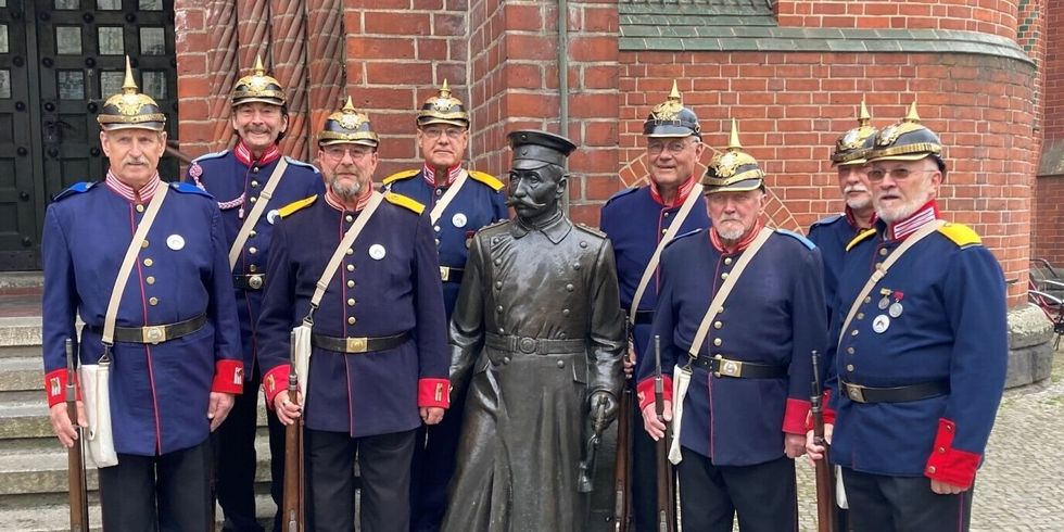 Hauptmanngarde vor dem Rathaus Köpenick