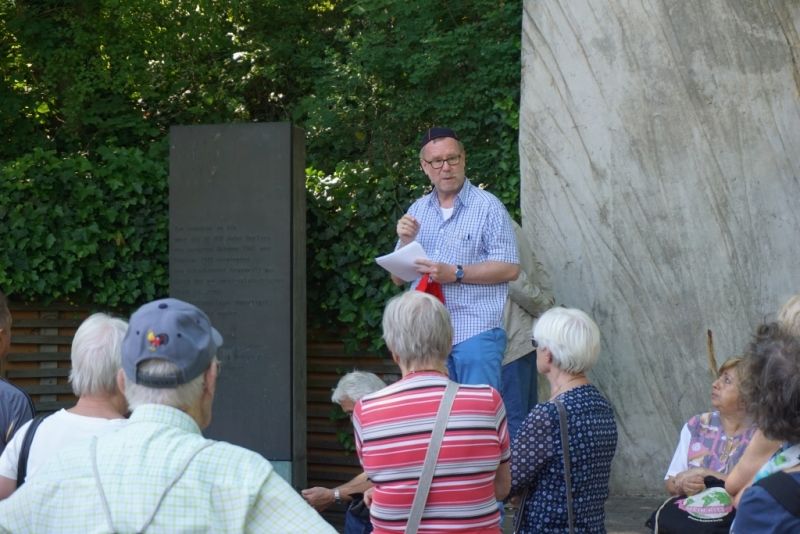 BzBm Reinhard Naumann am Mahnmal Gleis 17