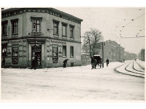 Das Haus mit der Aufschrift „Kolonialwaren“ an der Ecke Schlossstraße / Berliner Straße (heute Treskowallee / Alt-Friedrichsfelde, ist im Zuge des Kreuzungsbaus in den 1970er Jahren abgerissen worden.