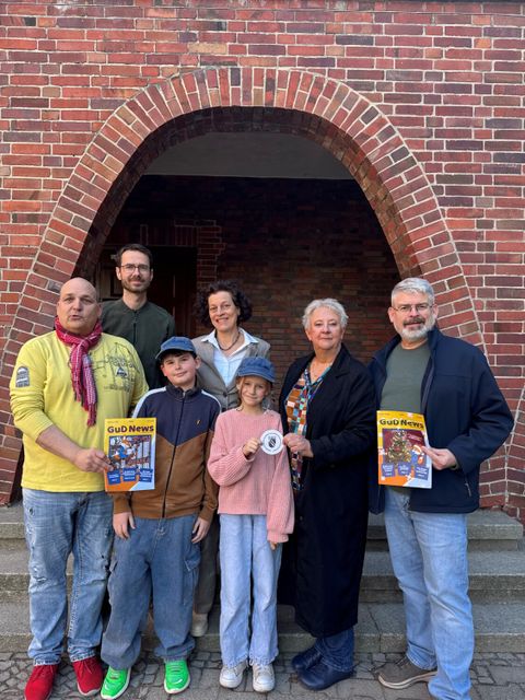 (oben v.l.n.r) Tino Müller (Vorsitzender Förderverein), Freyja Castles (kommissarische Schulleiterin); (unten v.l.n.r.): Stefan Valentin (SPD-Fraktion), Leopold und Rosa (von der Schülerzeitung und aus der 5c), Kerstin Köppen (BVV-Vorsteherin), Detlef Trappe (CDU-Fraktion)
