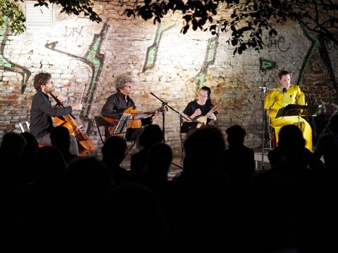 Von links nach rechts: Arthur Hornig (Cello), Andreas Arnold (Lyra Polyversalis), Lotte Nuria Adler (Mandoline) und Josefine Göhmann (Sopran) (Bild: Bezirksamt Tempelhof-Schöneberg)