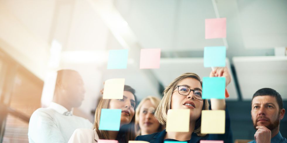 Team denkt über Innovationen nach