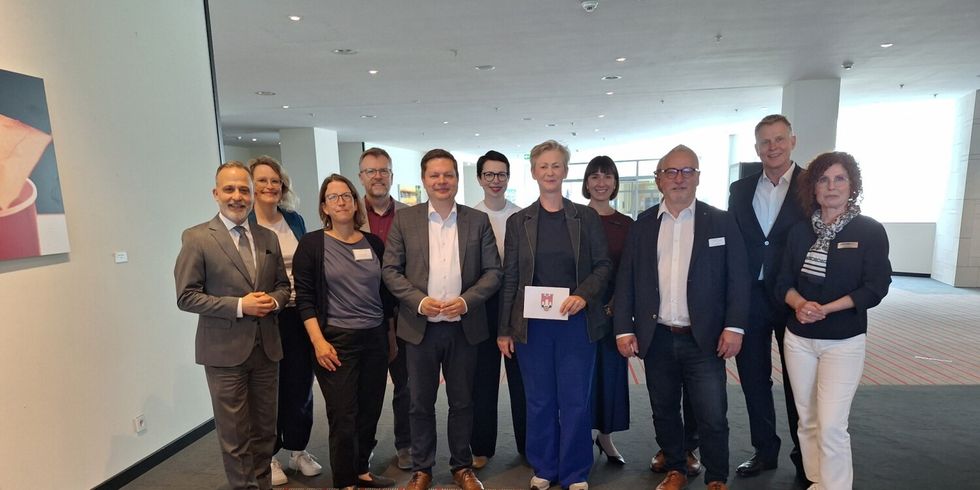 Bezirksbürgermeister von Lichtenberg, Martin Schaefer, Bezirksbürgermeisterin von Pankow, Dr. Cordelia Koch, Lutz Neumann (1. Reihe Mitte, v.l.n.r.). Vertreterinnen von den Jobcentern Pankow und Lichtenberg, der Berufsberatung und dem Arbeitgeber-Service der Agenturen für Arbeit Berlin Nord und Mitte, der Senatsverwaltung für Bildung, Jugend und Familie, der Jugendberufsagentur Berlin