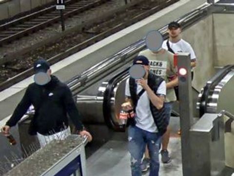 Täter mit Begleitern auf dem Bahnsteig (Bild: Quelle bekannt)