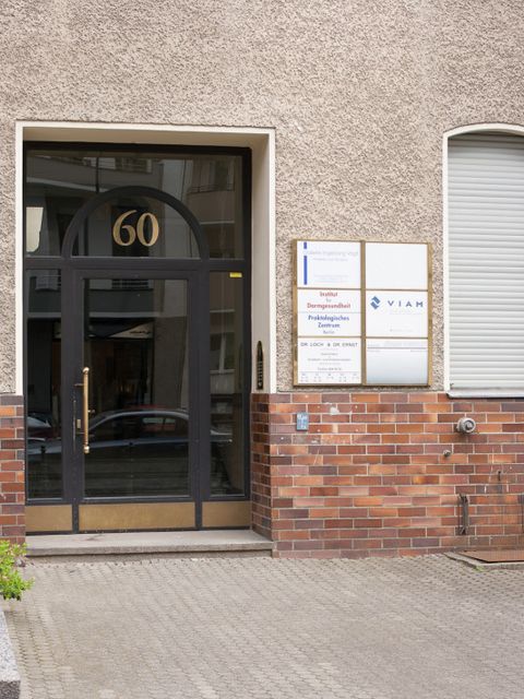 Hauseingang Fasanenstr. 60 (Bild: Stolpersteine-Initiative CW, Bukschat&Flegel)