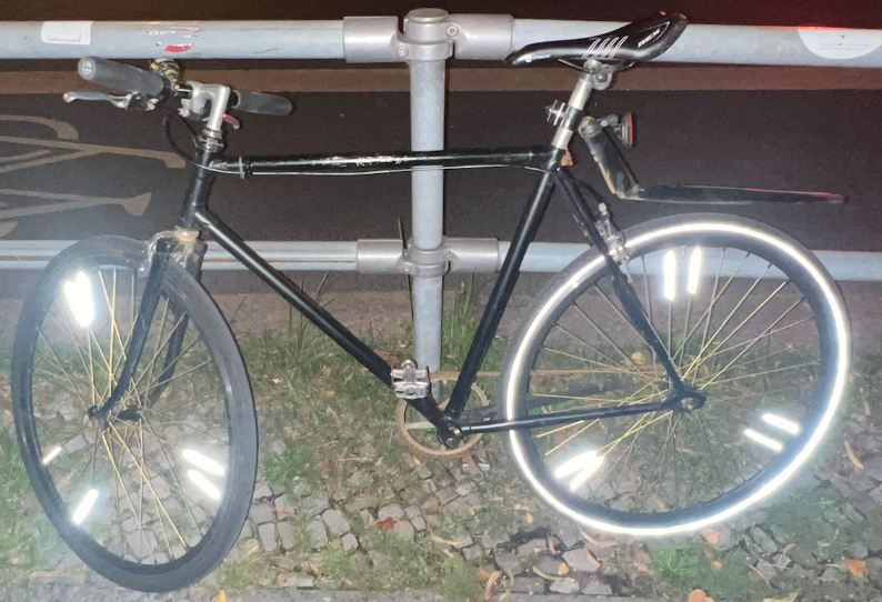 Schwarzes Herrenfahrrad