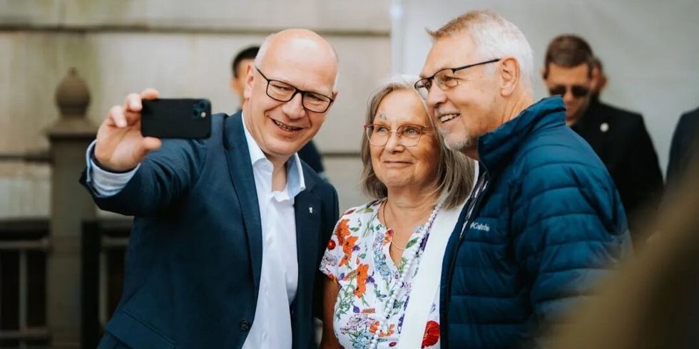 Kai Wegner mit Besuchern bei Tag der Offenen Tür im Roten Rathaus