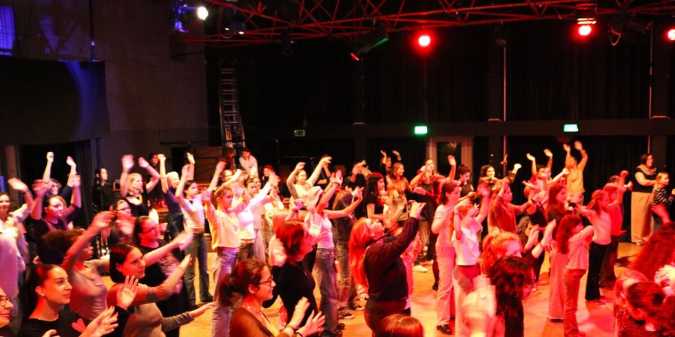 Die Teilnehmerinnen des Weltmädchentages beim gemeinsamen Tanz