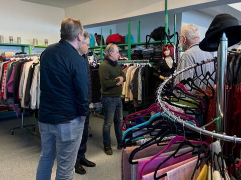 Von links nach rechts: Gernot Zessin (Öffentlichkeitsarbeit, KUBUS), Bezirksbürgermeister Jörn Oltmann, Thomas Salewski (Standortkoordinator, KUBUS) Siegfried Klaßen (Geschäftsführer, KUBUS)