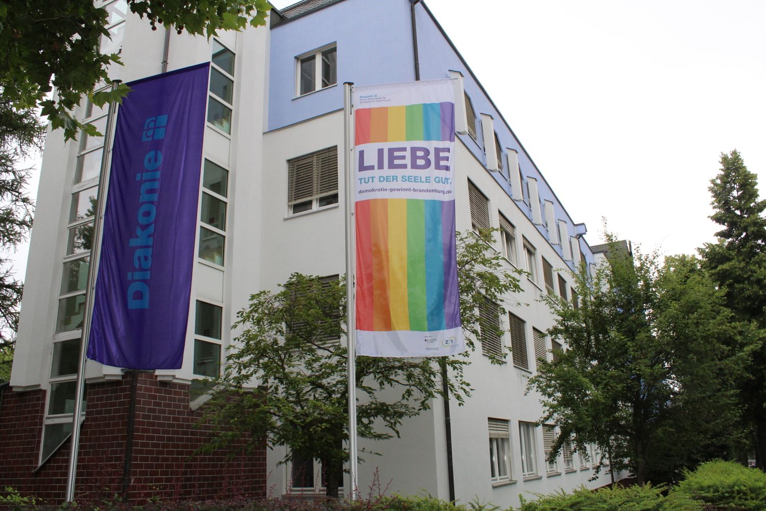 Liebe tut der Seele gut: Vor dem Haus der Diakonie in Berlin-Steglitz