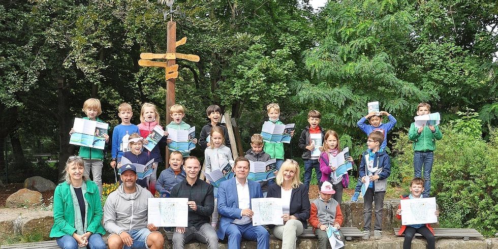 Übergabe der Schulwegepläne an Schülerinnen und Schüler durch Stadtrat Martin Scahefer