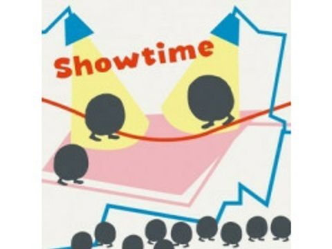 Schwarze Kugelmännchen stehen auf einer Bühne, auf der Showtime steht.
