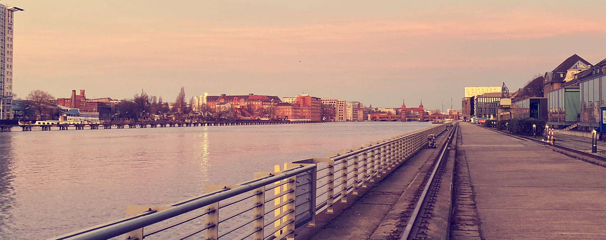 Bahnschinen an der Spree mit Sonnenuntergang
