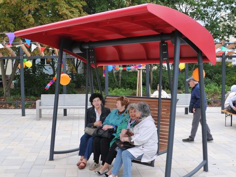 Einweihung Vorplatz des Bruno-Baum-Grünzugs - Vier Damen auf der Schaukel