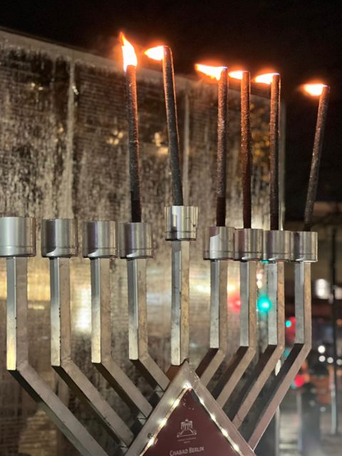 22. Dezember 2022: Chanukka-Lichterzünden auf dem Hermann-Ehlers-Platz Steglitz