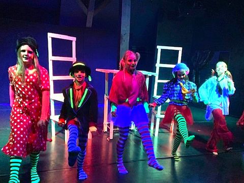 Theater für Anfänger*innen: Fünf Kinder in bunten Kostümen tanzen auf der Bühne.