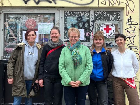Frau Sommer-Wetter mit Frau Heinisch (Unterschlupf e.V.), Frau Schwietz (Unterschlupf e.V.), Frau Lampert (Ehrenamtliche) und Frau Kohnen (Union für Obdachlosenrechte)
