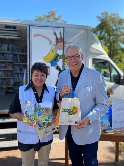 Petra Lölsberg (Humboldt-Bibliothek) und Bezirksstadtrat Harald Muschner präsentieren das Programm "Lesestart 1-2-3". (Bild: BA Reinickendorf)