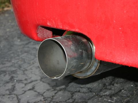 Auspuff - Foto von Kristin Pishdadi