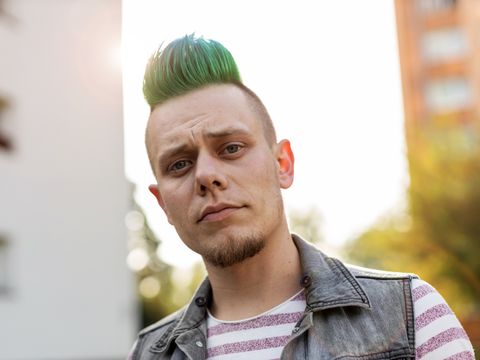 Portrait eines jungen Mannes mit Irokesenschnitt
