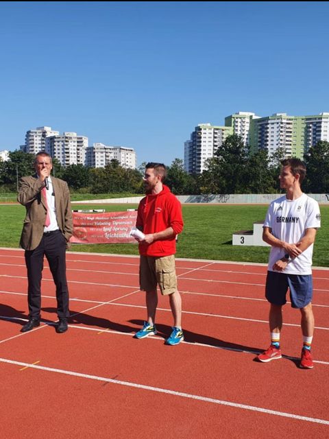 v.l.n.r. Tobias Dollase (Sportstadtrat), Felix Fasel (Organisator vom SC Tegeler Forst), Leo Köpp (Geher und Olympiateilnehmer vom SC Tegeler Forst/LG Nord Berlin) (Bild: SC Tegeler Forst )