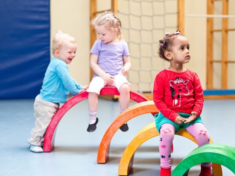 3 Kinder in einer Sporthalle
