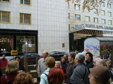 Vor dem Hotel Kempinski, Foto: KHMM