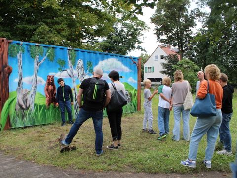 Eltern begutachten das Graffiti