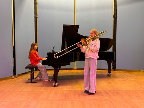 Ruby am Klavier und Ida mit Posaune