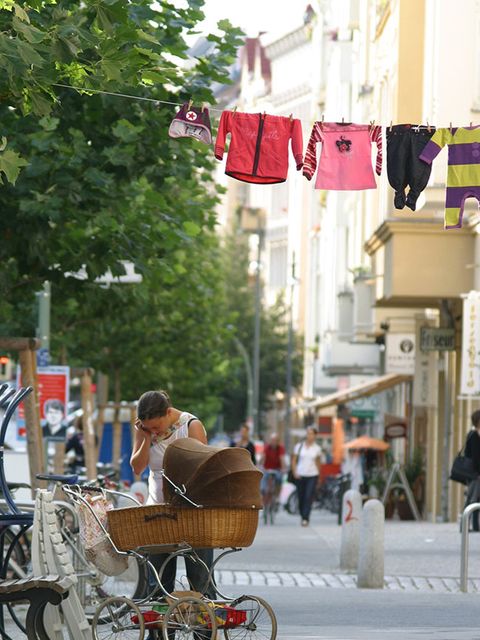 Reges Leben unter den jungen Platanen in der Hufelandstraße