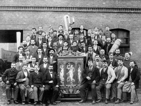 staff of the company Cocchi, Bacigalupo & Graffigna (1891-1903), Schönhauser Allee 78, um 1900 (Image: © Internationale Drehorgelfreunde Berlin e. V.)