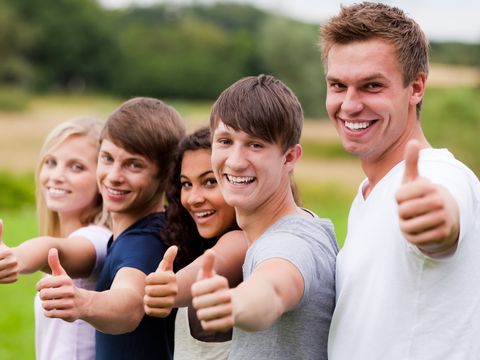 motiviertes team zeigt daumen hoch