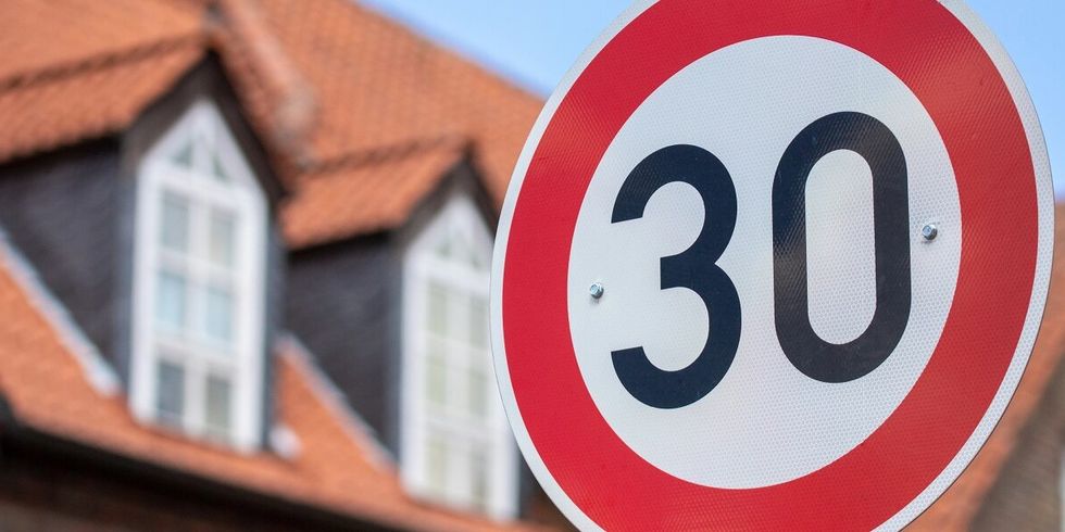Tempo-30-Schild auf der Straße