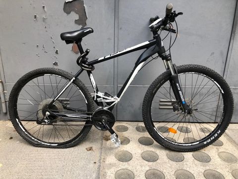 Schwarzes Herrenfahrrad