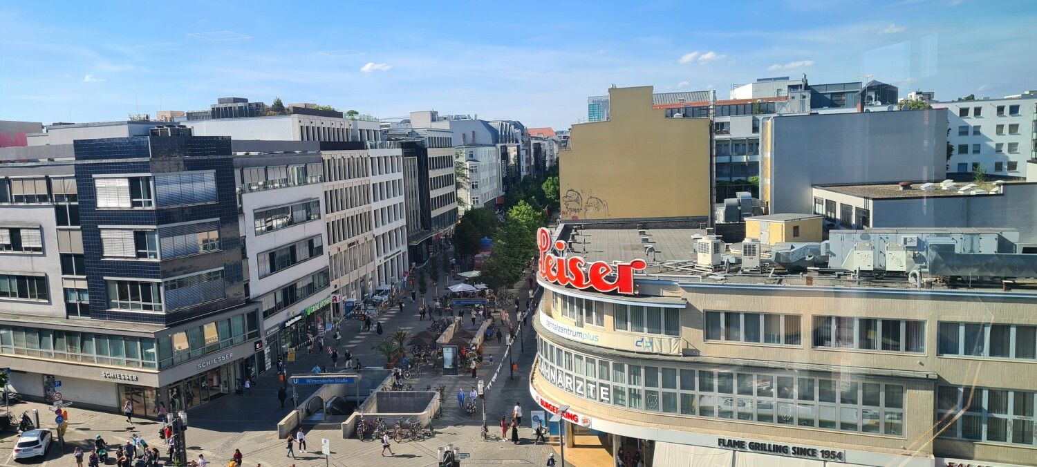 Ein Blick auf den Eingang der Fußgängerzone Wilmersdorfer Straße von der Kantstraße.