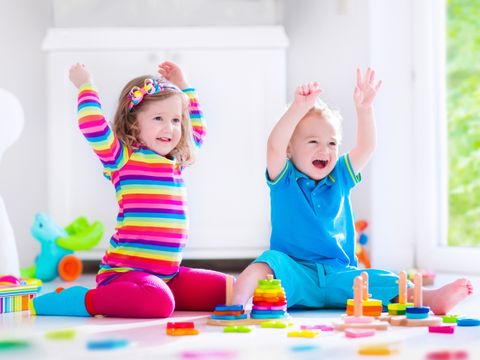 Kinder spielen mit Holzblöcken