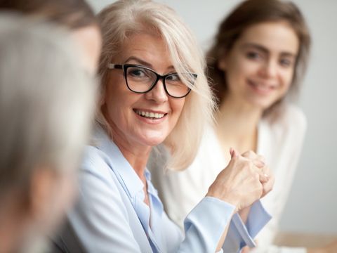 Mehrere Personen unterhalten sich sitzend