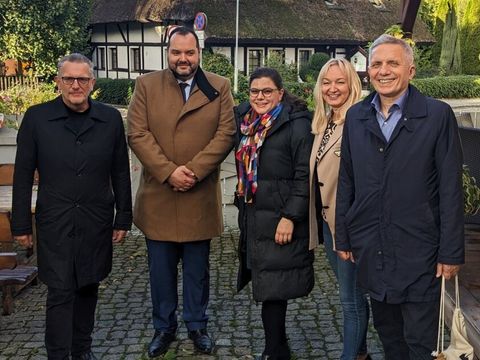 Von links nach rechts: Bezirksverordneter Oliver Fey, stellvertretender Stadtpräsident Przemysław Krzyżanowski, Bezirksstadträtin Eva Majewski, stellvertretenden Direktorin des Kulturzentrums 105 Monika Modła und Direktor des Kulturzentrums 105 Paweł Strojek (Bild: Stadtverwaltung Koszalin)