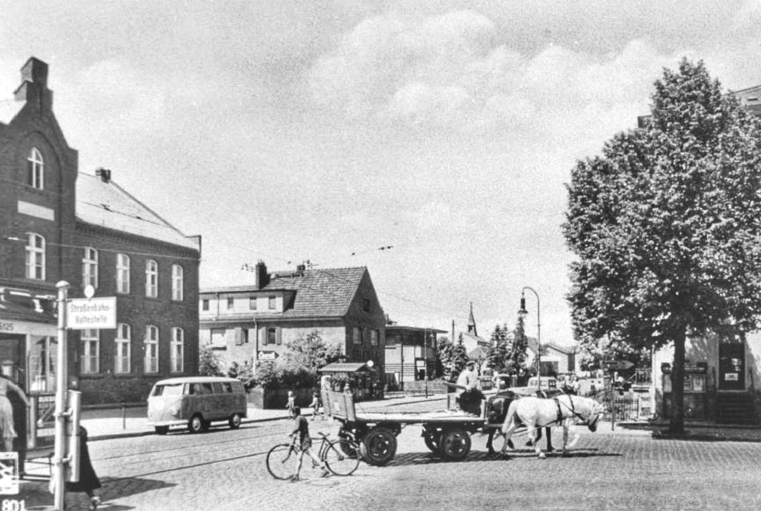 Historische Aufnahme von der Kreuzung vor der alten Dorfschule mit Pferdegespann